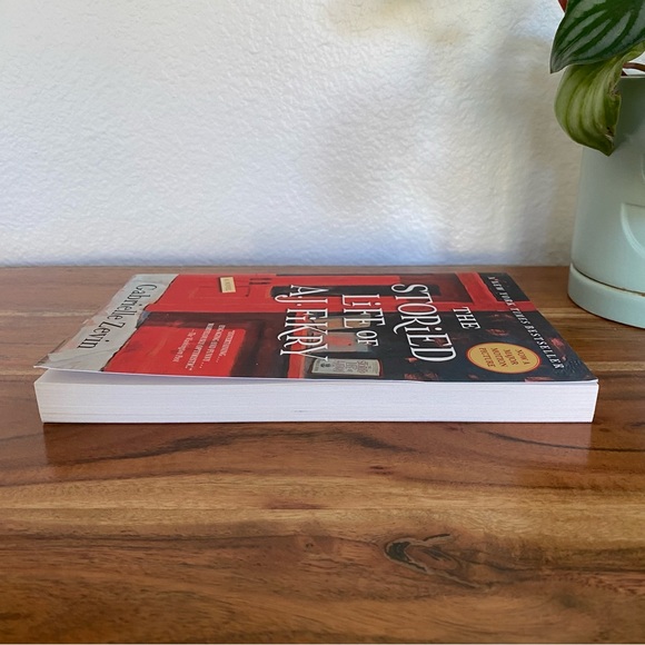 The Storied Life of A.J. Fikry by Gabrielle Zevin, Paperback - Picture 6 of 7